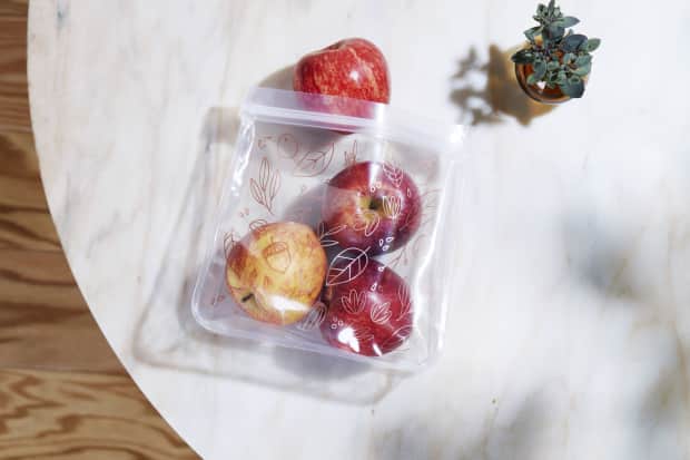Image of apples in a reusable bag. 