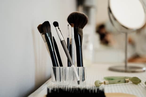 Image of make up brushes.
